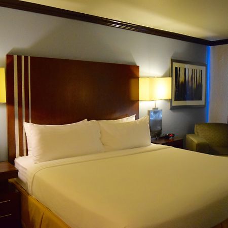 Holiday Inn Express & Suites San Antonio Nw Near Seaworld By Ihg Екстериор снимка